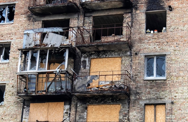 Appartamenti bruciati in un edificio residenziale a più piani le conseguenze della guerra in Ucraina