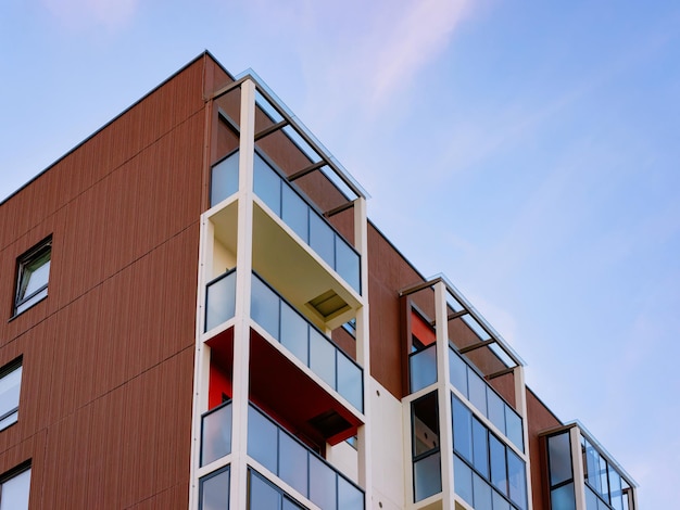 Appartamento casa edificio residenziale complesso concetto immobiliare. Posto per copia spazio. Con un cielo azzurro