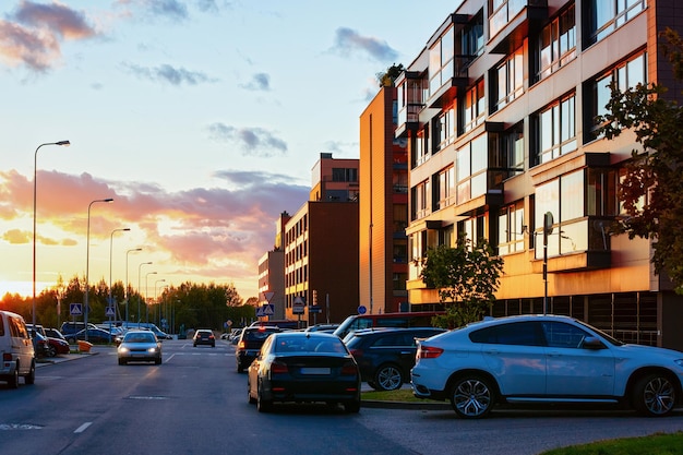 Appartamento casa moderna e casa residenziale complesso immobiliare concetto. E parcheggio in strada. Al tramonto