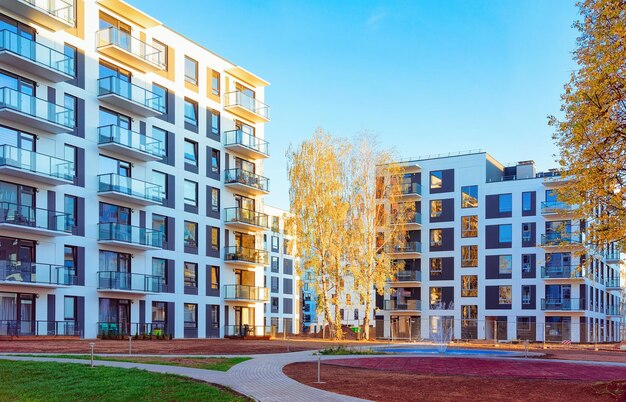 Appartamento casa nuovo edificio residenziale concetto esterno. Strada e sfondi.