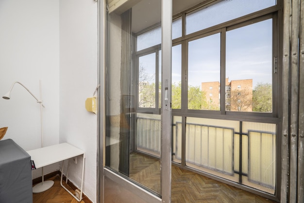 Appartamento con soggiorno arredato con accesso ad una terrazza