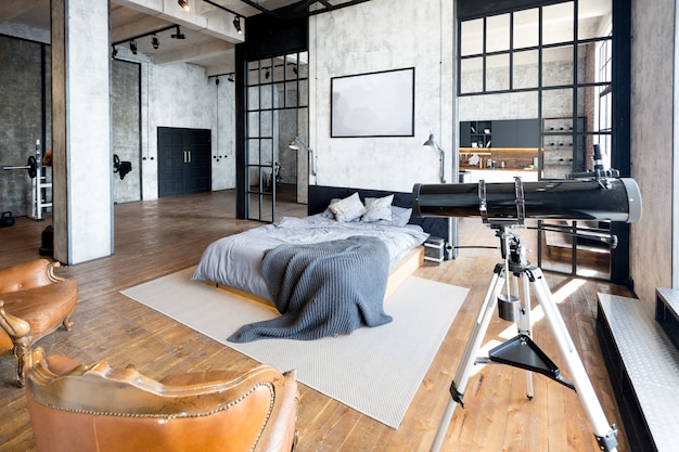 Appartamento di lusso in stile loft dai colori scuri. Elegante camera da letto moderna