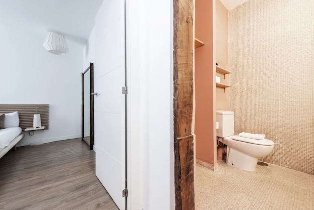 Appartamento in affitto per vacanze con bagno ristrutturato con travi in legno d'epoca letto matrimoniale e specchio a parete