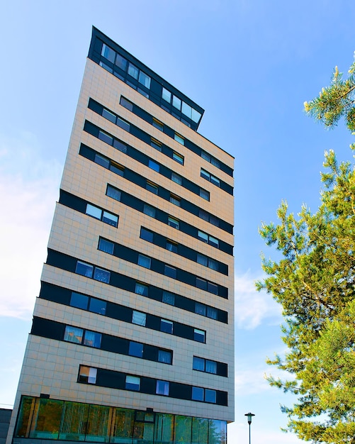 Appartamento in edificio residenziale esterno. Struttura abitativa in casa blu moderna d'Europa. Affitto casa nel quartiere della città in estate. Architettura alta parete e vetro per investimenti immobiliari aziendali.