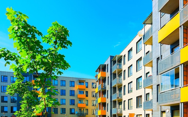 Appartamento in edificio residenziale esterno. Struttura abitativa in casa blu moderna d'Europa. Affitto casa nel quartiere della città in estate. Architettura alta parete e vetro per investimenti immobiliari aziendali.