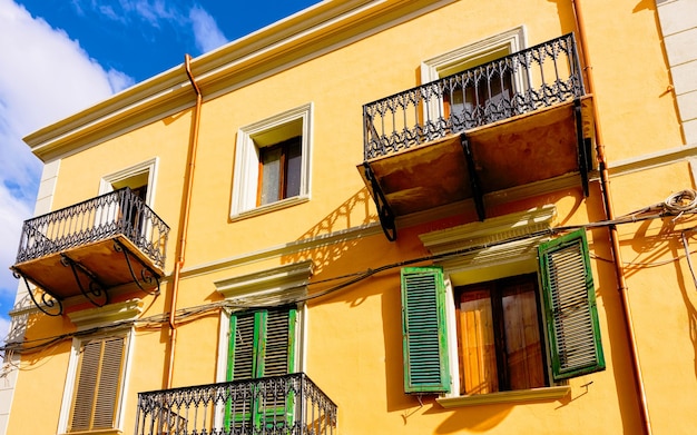 Appartamento in edificio residenziale esterno. Struttura abitativa in casa blu moderna d'Europa. Affitto casa nel quartiere della città in estate. Architettura alta parete e vetro per investimenti immobiliari aziendali.