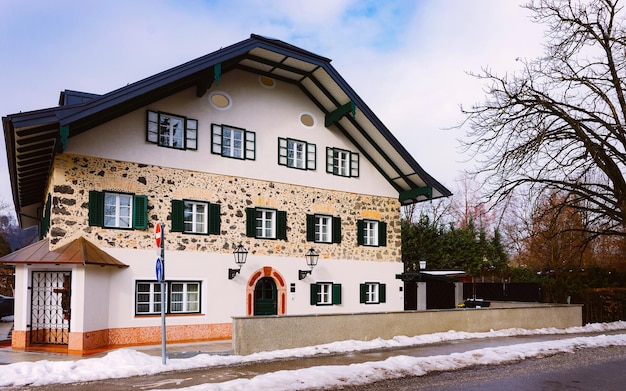 Appartamento in edificio residenziale esterno. Struttura abitativa in casa blu moderna d'Europa. Affitto casa nel quartiere della città in estate. Architettura per investimenti immobiliari aziendali, Salisburgo Austria.