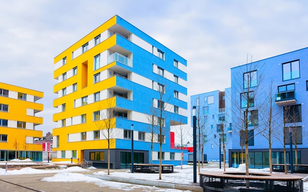 Appartamento in edificio residenziale esterno. Struttura abitativa in casa blu moderna d'Europa. Affitto casa nel quartiere della città in estate. Architettura per investimenti immobiliari aziendali, Salisburgo Austria.