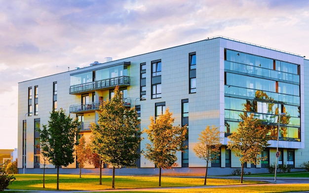 Appartamento in edificio residenziale esterno. Struttura abitativa in casa blu moderna d'Europa. Affitto casa nel quartiere della città in estate. Architettura per investimenti immobiliari aziendali, Vilnius, Lituania.