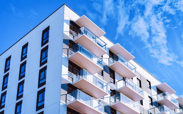 Appartamento in edificio residenziale esterno. Struttura abitativa in casa blu moderna d'Europa. Affitto casa nel quartiere della città in estate. Architettura per investimenti immobiliari aziendali, Vilnius, Lituania.