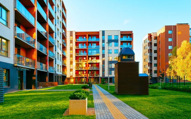 Appartamento in edificio residenziale esterno. Struttura abitativa in casa blu moderna d'Europa. Affitto casa nel quartiere della città in estate. Architettura per investimenti immobiliari aziendali, Vilnius, Lituania.