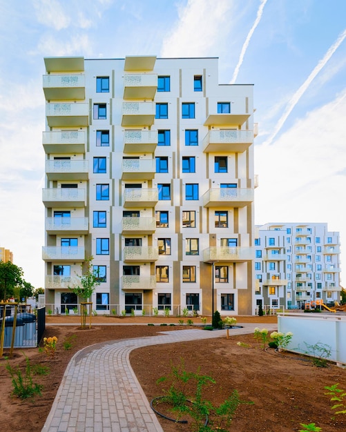 Appartamento in edificio residenziale esterno. Struttura abitativa in casa blu moderna d'Europa. Affitto casa nel quartiere della città in estate. Architettura per investimenti immobiliari aziendali, Vilnius, Lituania.