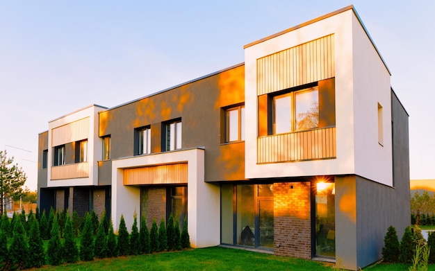 Appartamento in edificio residenziale esterno. Struttura abitativa in casa blu moderna d'Europa. Affitto casa nel quartiere della città in estate. Architettura per investimenti immobiliari aziendali, Vilnius, Lituania.