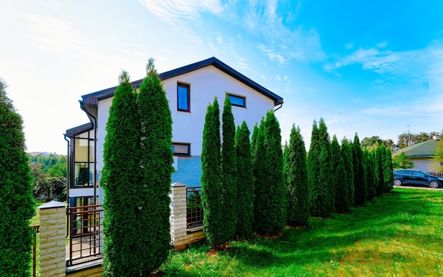 Appartamento in edificio residenziale esterno. Struttura abitativa in casa blu moderna d'Europa. Affitto casa nel quartiere della città in estate. Architettura per investimenti immobiliari aziendali, Vilnius, Lituania.