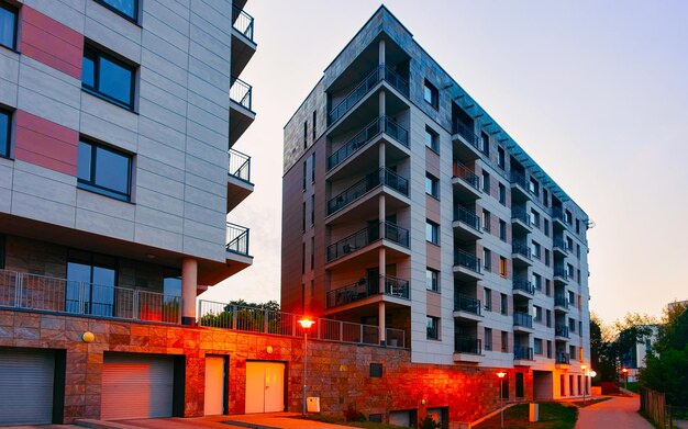 Appartamento in edificio residenziale esterno. Struttura abitativa in casa blu moderna d'Europa. Affitto casa nel quartiere della città in estate. Architettura per investimenti immobiliari aziendali, Vilnius, Lituania.