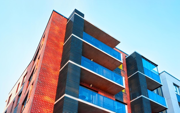 Appartamento in edificio residenziale esterno. Struttura abitativa in casa blu moderna d'Europa. Affitto casa nel quartiere della città in estate. Architettura per investimenti immobiliari aziendali, Vilnius, Lituania.