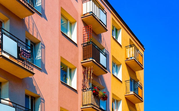 Appartamento in edificio residenziale esterno. Struttura abitativa in casa blu moderna d'Europa. Affitto casa nel quartiere della città in estate. Architettura per investimenti immobiliari aziendali, Vilnius, Lituania.