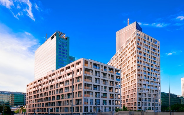 Appartamento in edificio residenziale esterno. Struttura abitativa in casa blu moderna d'Europa. Architettura alta parete e vetro per investimenti immobiliari aziendali.