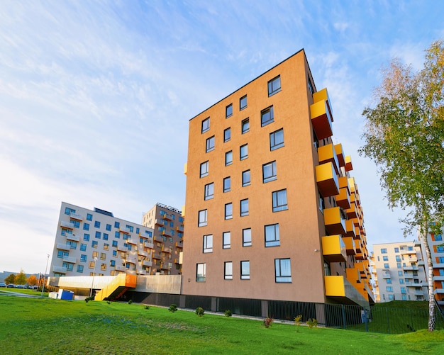 Appartamento moderno edificio residenziale residenziale con strutture esterne. Nuovo concetto di casa.