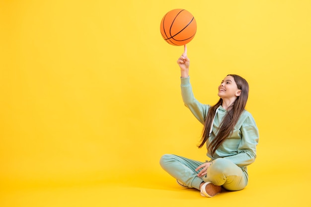 Appassionata di sport di basket Ragazza sportiva adolescente Ragazza adolescente adora il gioco sportivo di basket Ragazzina adolescente eccellente in basket Ragaza adolescente giocatore di basket copia banner spaziale