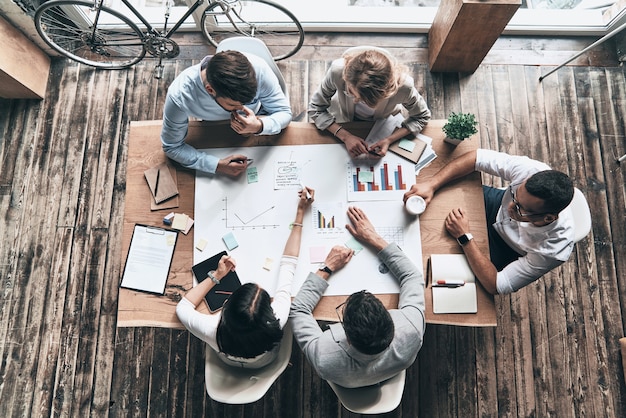 appassionati del loro progetto. vista dall'alto dei giovani moderni in abbigliamento casual intelligente