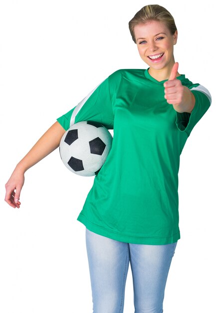 Appassionato di calcio felice in verde