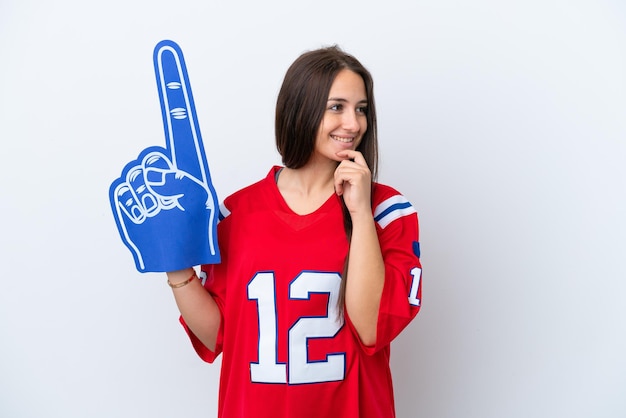 Appassionato di sport Donna ucraina isolata su sfondo bianco che guarda al lato e sorridente