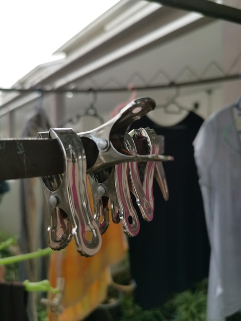 Appendini e fermagli metallici o di plastica vengono utilizzati per asciugare i vestiti all'aperto nel portico dello spazio aperto