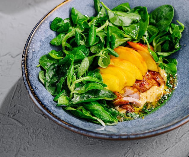 Appetitosa carne di maiale al forno con mango e formaggio