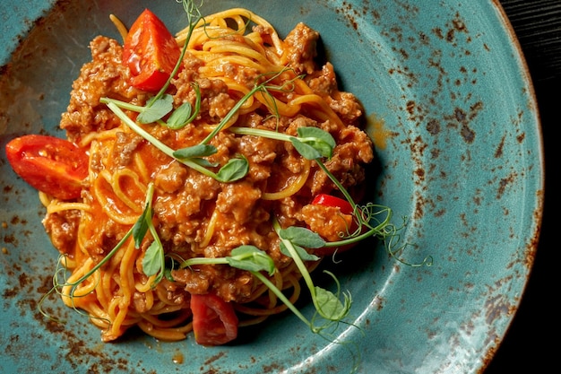 Appetitosa pasta alla bolognese con pomodoro e carne macinata. cucina italiana