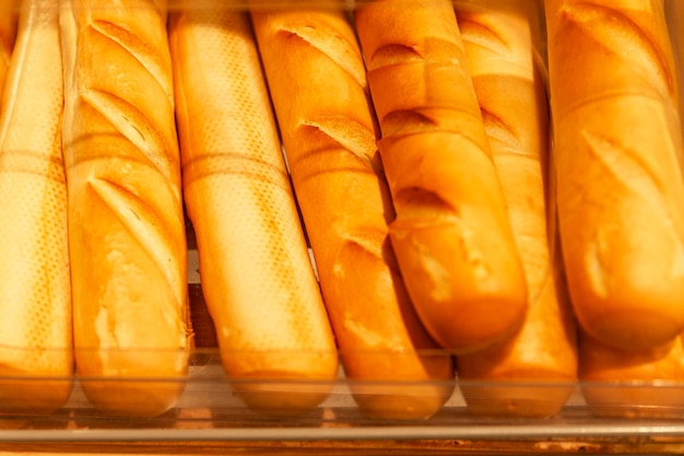 Appetitose baguette fresche sul bancone di un negozio Deliziosi dolci tradizionali per la colazione Primo piano