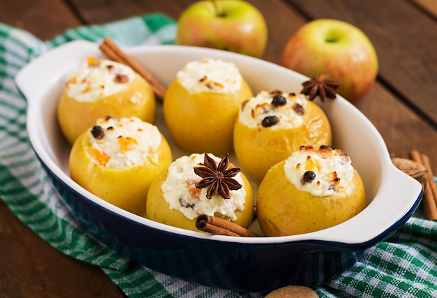 Appetitose mele al forno con ricotta e uva passa