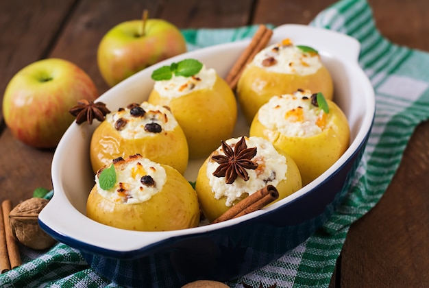 Appetitose mele al forno con ricotta e uva passa