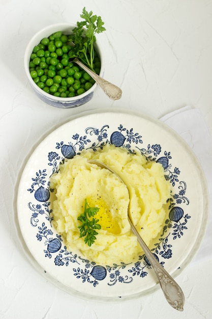 Appetitosi purè di patate con burro e prezzemolo. Stile rustico.