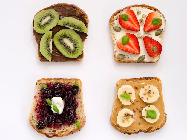 Appetitosi toast dolci con frutta su sfondo bianco