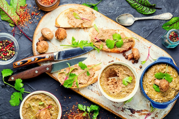 Appetitoso patè di fegato di manzo su bruschetta