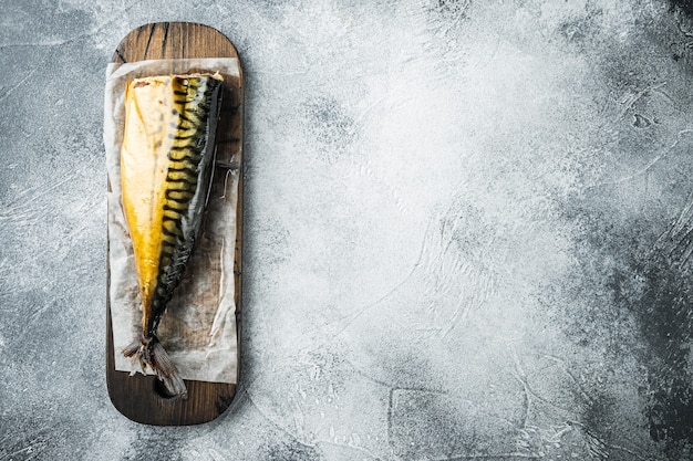 Appetitoso pesce affumicato sgombro, sul tavolo grigio, vista dall'alto laici piatta