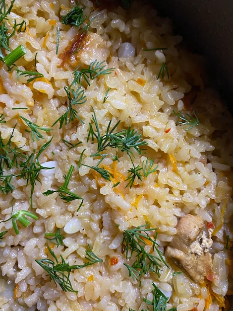 Appetitoso pilaf di riso con vista dall'alto di macro primo piano di verdi