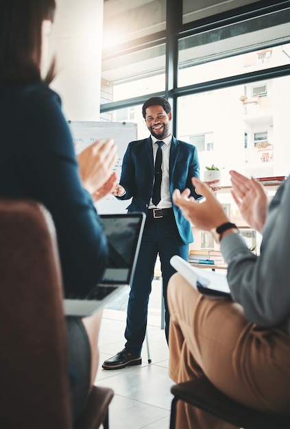 Applausi uomo di colore e uomini d'affari in riunione di presentazione o seminario in ufficio Congratulazioni alla leadership e gruppo di dipendenti che applaudono per obiettivi discorsi o celebrazione del successo