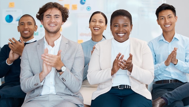 Applauso del pubblico aziendale e diversità persone che battono le mani per la collaborazione successo e risultati durante riunioni di formazione o festeggiamenti Uomini e donne applaudono per il seminario grazie e rispetto