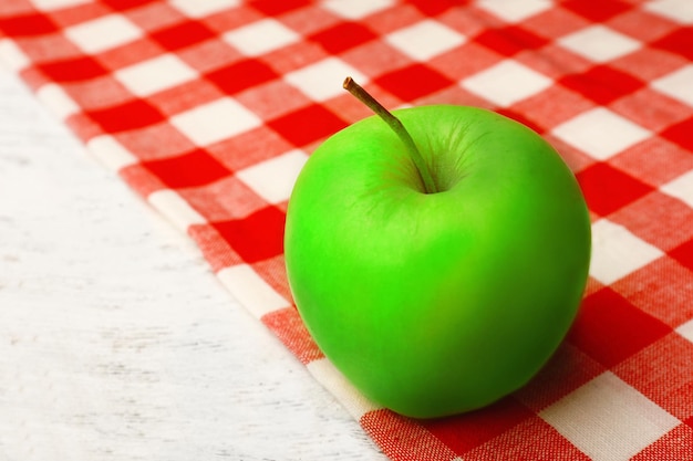 Apple con il tovagliolo sul primo piano di legno della tavola