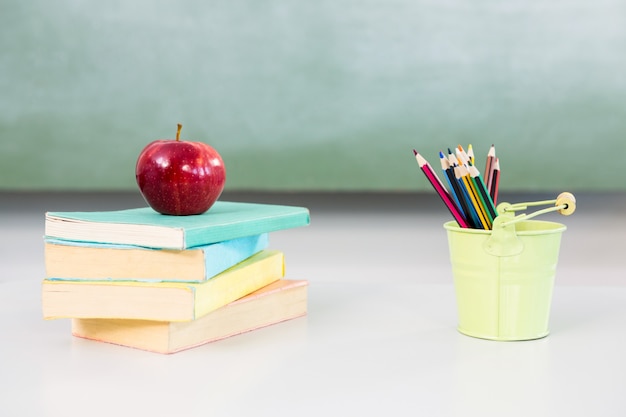 Apple con libri e scrivania organizzatore sul tavolo