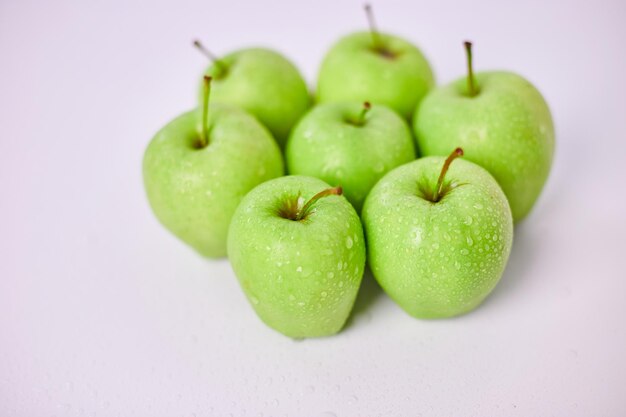 Apple mele verdi mature su sfondo bianco frutta raccolta concetto