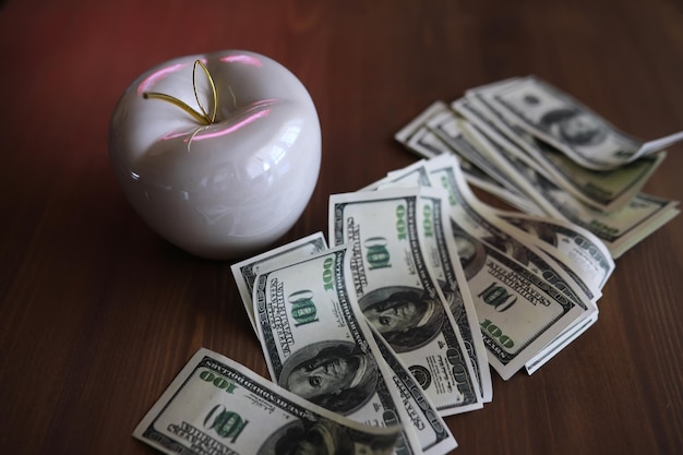 Apple sul tavolo con denaro dollari banconote Noi concetto di business Grande mela di New York