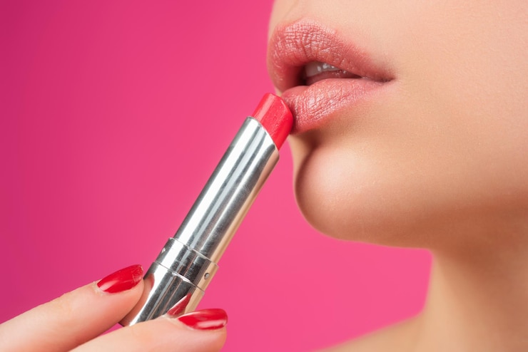 Foto applicare il rossetto dipingere le labbra con un rossetto luminoso da vicino coccolare il concetto di correzione delle labbra