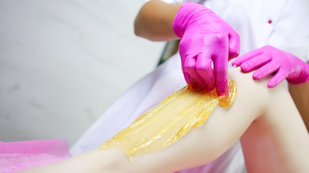 Applicare la pasta di zucchero sul primo piano dello stinco del modello