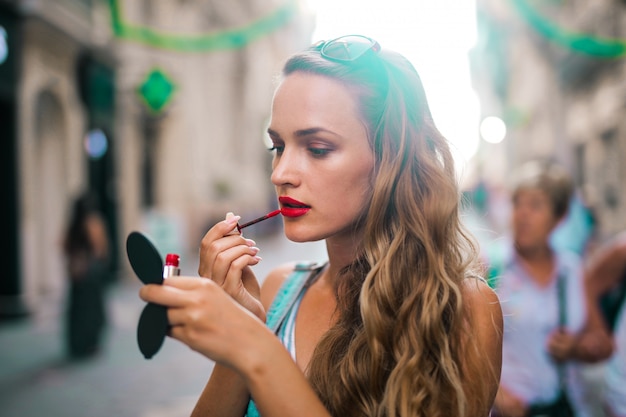 Applicare un rossetto rosso