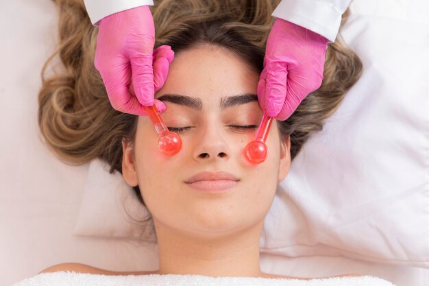 Applicazione di beauty glob nel massaggio e nel trattamento della pelle rilassante del viso