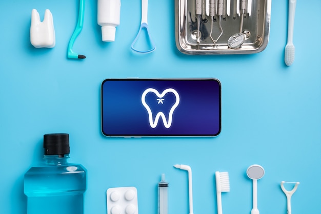 Applicazione di icone di assistenza sanitaria online su smart phone
