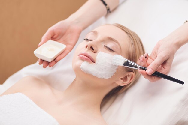 Applicazione di maschera facciale Spa Applicazione di maschera facciale organica di bellezza termale presso il salone termale diurno